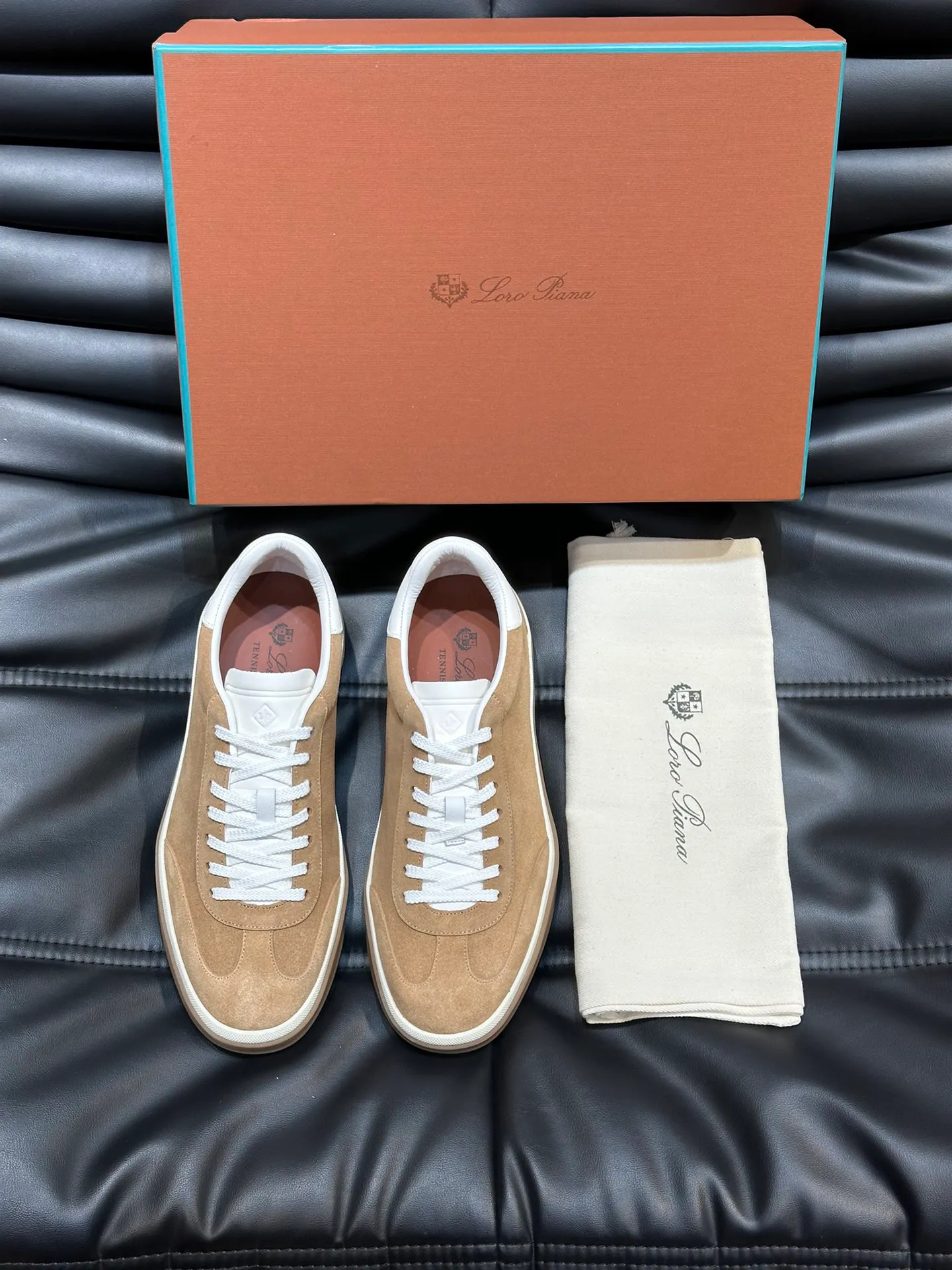 p420 Men's Shoes New 🆕Lp Old Money Style Men's Low-top Casual Tennis Shoes Loro Piana's high-end series has launched sports shoe styles made of soft cowhide. The breathable properties and flexible texture of natural materials make the sneakers both functional and comfortable. The high-quality metal-free tanning and tumble process highlights the natural texture of the leather, while the camel-colored sole and white rubber trim create a double-layer sole effect, making it an everyday shoe that can easily create a lazy and casual style! Size: 39-44 (45, 46 customized